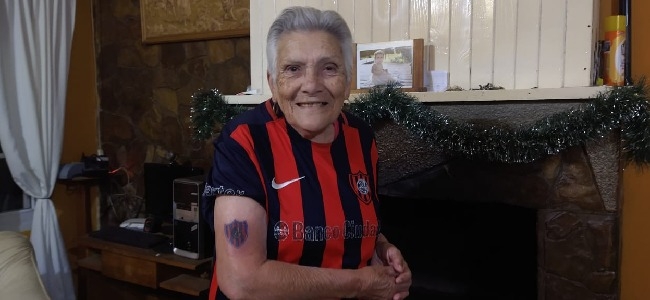 Irma luce su tatuaje de San Lorenzo