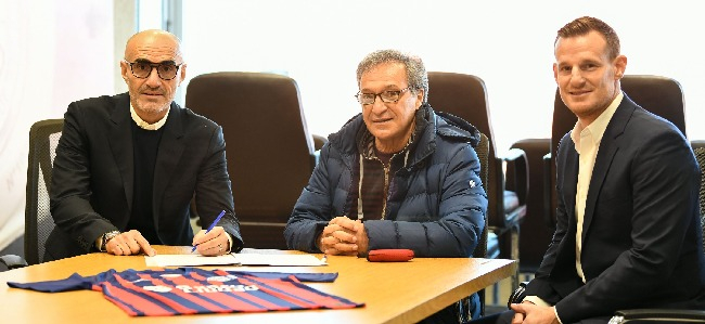 Paolo Montero junto a Horacio Arreceygor y Mauro Cetto en la firma de su contrato hasta diciembre 2022