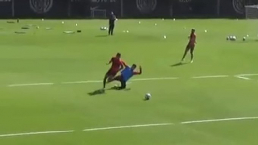 El momento justo del video donde Ángel embistió de atrás a Herrera. 