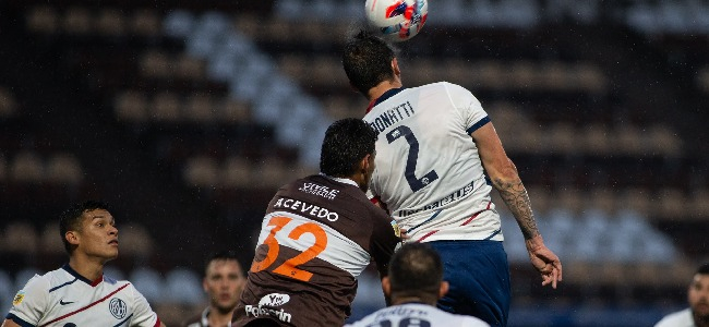 Donatti gana bien de arriba ante Acevedo. Foto: @caplatense