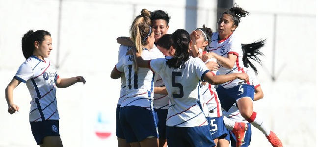 El festejo de las Santitas tras vencer 5 a 0 Defensores de Belgrano y sumar su quinto triunfo consecutivo en el Torneo Clausura.