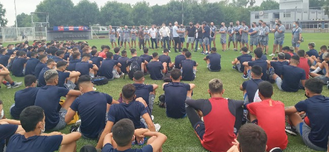 El fútbol juvenil volvió a los entrenamientos con la presentación de Fernando Berón (foto: @lacuerveria)