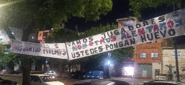 Las banderas que aparecieron en las afueras del Pedro Bidegain