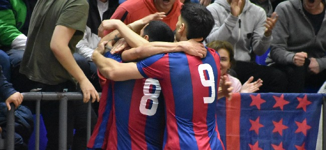 Abrazos de gol en el Polideportivo Roberto Pando (Foto:@caslafutsal)