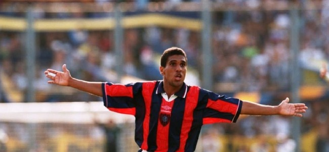 Paulo Silas estrenndose en la red ante Boca en 1994
