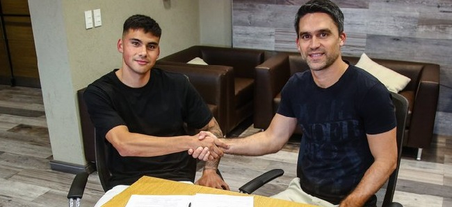 Ibacache y Caruzzo en la firma del contrato la semana pasada. Foto: San Lorenzo