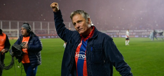 Viggo emocionado tras su homenaje en el Nuevo Gasmetro. Foto: @SanLorenzo