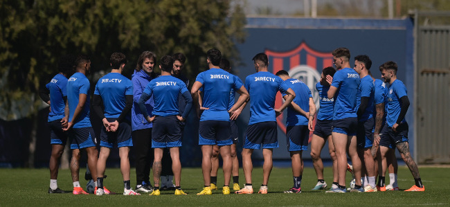 El Gallego y el plantel del Cicln. Foto: San Lorenzo