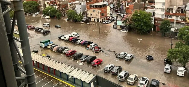 La Av. Perito Moreno, inundada durante la maana. Foto: Red Social X