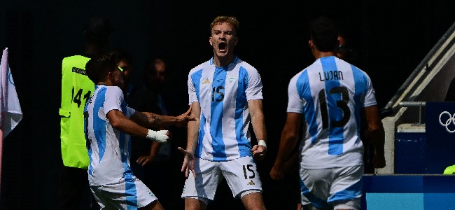 Lujan junto a Gondou y Zenon festejando el segundo gol argentino