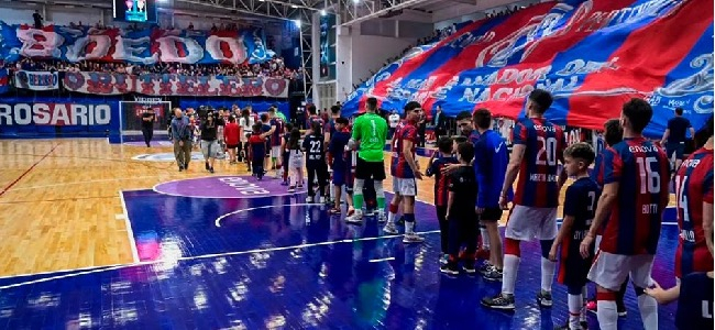 El Roberto Pando teido de azul y rojo en un partido de futsal masculino