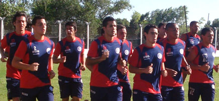 Los jugadores corren junto a Vivas, el ayudante de campo de Simeone (Foto: Prensa CASLA)
