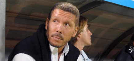 Simeone y su mirada atenta en todos los detalles desde el banco de suplentes (Fotobaires)