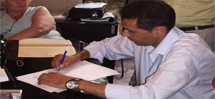 El secretario del Club, José Capria, en el momento de firmar el acuerdo contractual (Foto: MA)