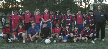 Las chicas de la Escuelita de San Lorenzo posan para la foto de Mundo Azulgrana