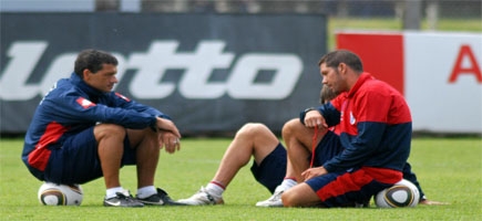 Simeone conversando con su cuerpo tcnico en un alto de la prctica (Fotobaires)