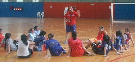 Almeyra en plena charla tcnica con las chicas del plantel (Foto: MA)