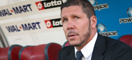 Simeone, antes de empezar, cauto. Luego, explot de cara a la gente. (fotobaires)