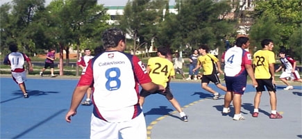 Los chicos del handball cuervo en pleno partido por el campeonato (Foto: MA)