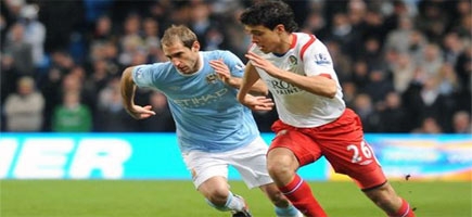 Pablo Zabaleta en accin defendiendo los colores del Manchester City, de buena campaa