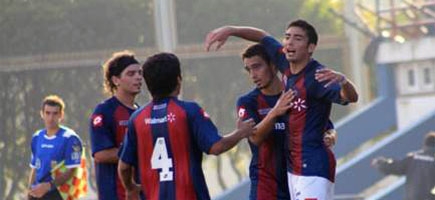 Bertocchi festeja su gol ante Huracn en Reserva (Foto: Prensa CASLA)