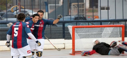 Trivosonno y Zatta, se abrazan a Topdjin, quein acababa de convertir ante Vlez (Foto: Hernn Villalobos - MA)