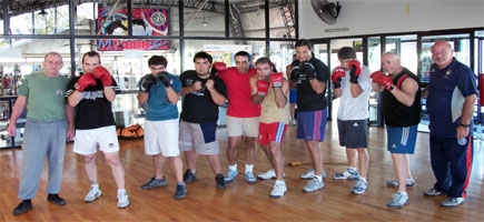 Los boxeadores del Cicln de la Sede de Av. La Plata y el Profe Morales (Foto: MA)