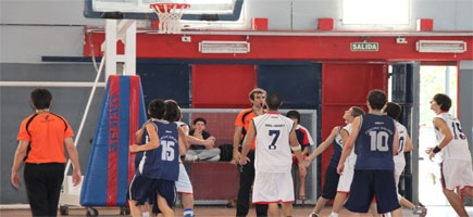 Los chicos del basquet cuervo, de buen rendimiento ante Hebraica (Foto: H. Villalobos - MA)