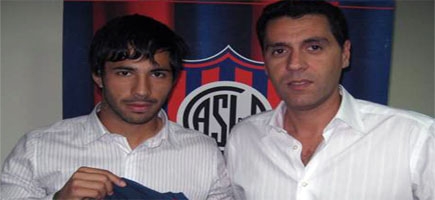Nahuel Bentez con el secretario del club, Jos Capria, luego de firmar el contrato (Foto: Prensa CASLA)