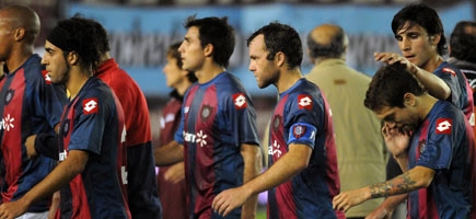 Los jugadores de San Lorenzo se retiran del campo (fotobaires)