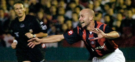 Golazo del Gallego Mndez a Newells para ganar el Clausura 2007 (Fotobaires)