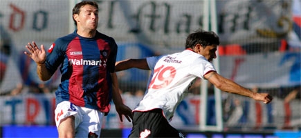 El Kily Gonzlez en accin ante un jugador de Newells en el ltimo encuentro en Rosario (Fotobaires)