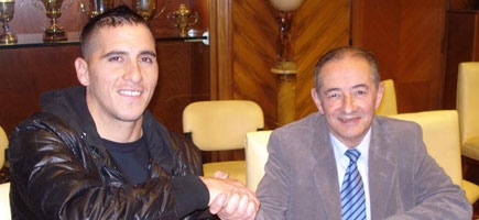 Migliore, contento tras la firma con el presidente Savino. (Foto Prensa CASLA)