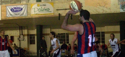 Peredo, jugador azulgrana, de buena labor ante el puntero Harrods (Foto: MA)