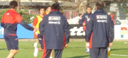 Los jugadores entrenan bajo la atenta mirada de Ramn (foto Prensa CASLA)