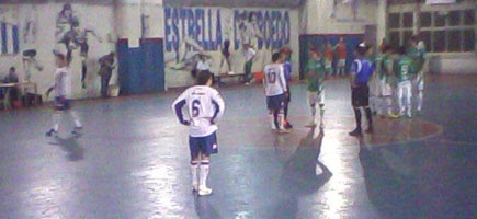 Disputando el partido en Estrella de Boedo