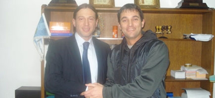 Daniel Weber y Marcelo Moretti sellando el acuerdo (foto Boedo en Accin)