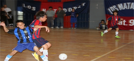 Los chicos del Baby ftbol cuervo en plena competencia en la Liga FEFI (Foto: MA)