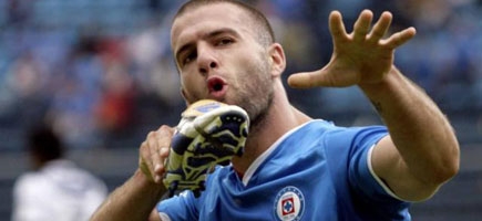 Villa, festejando un gol en su actual equipo, el Cruz Azul. 
