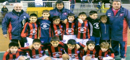 Plantel campen y tcnicos de la Categora 2000 del futsal cuervo