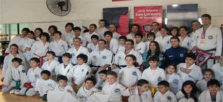 Todo el taekwondo cuervo con el campen del mundo Bazn. (Foto: MA)