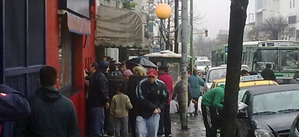 La gente sufri la lluvia y el fro para sacar una popular en avenida La Plata. (Foto MA)