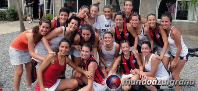 Las chicas festejando el ascenso en la Ciudad Deportiva, tras regresar de Quilmes