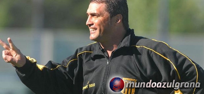 Giunta con el buzo de Almirante Brown, su club actual.