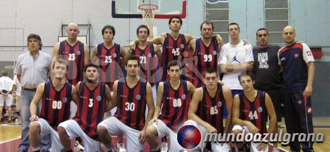 Jorge Battle, capitn azulgrana, posando con el trofeo ganado (Foto: Roberto Tuero)