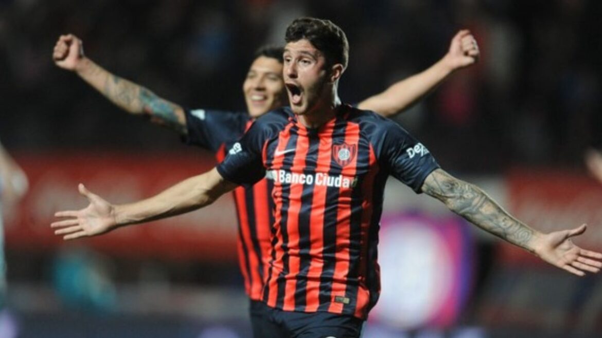 Marcos Senesi en pleno festejo tras convertir para San Lorenzo
