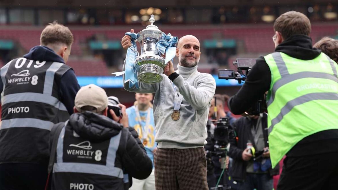 manchester-city-premier-inglaterra-campeon-pep-guardiola-futbol-mundo-azulgrana Pep Guardiola campeón con el City.