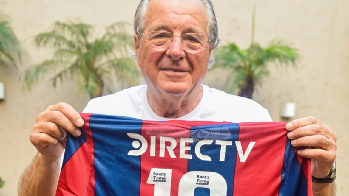 Jorge D´Alessandro Jorge D´Alessadro posa con la camiseta de San Lorenzo