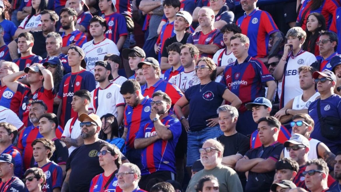 Hinchas de San Lorenzo expresan su descontento tras la salida de Gustavo &aacute;lvarez.