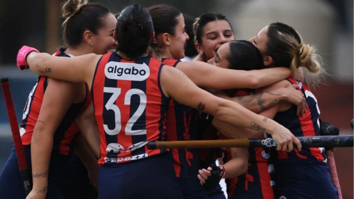 San Lorenzo Hockey Festejo azulgrana después de cortar la racha.